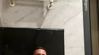 Schwuler Mann mit riesigem Schwanz fickt Muschi-Spielzeug