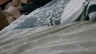 Stiefmutter beim Schlucken des Spermas ihres Stiefsohns erwischt