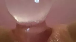 Sie besorgt es sich mit einer flasch