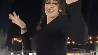 Belle beurette danse