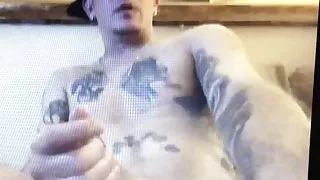 Hängender, tätowierter Hetero, der seinen riesigen, dicken Schwanz kantet