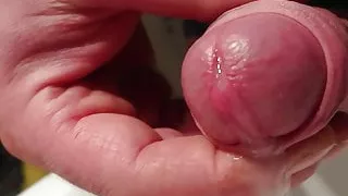 In das Waschbecken gewichst