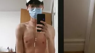 Süßer asiatischer Twink neckt sich selbst wie ein kleines Hündchen