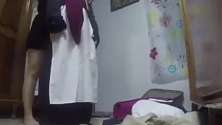 Marokkanischer arabischer Teenager im Hidschab vor der Webcam