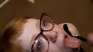 Ejac faciale sur une rousse a lunettes