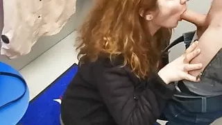 Rossa italiana succhia il cazzo del commesso nel camerino