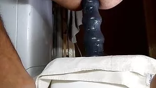 Ritt auf vielen riesigen Plugs und Dildos