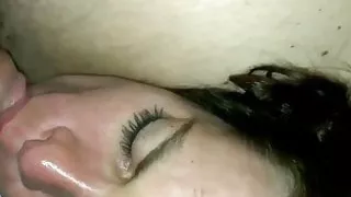 Je le suce tout doucement pour qu'il se vide dans ma bouche