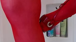 Je pisse dans mes collants rouges