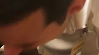 Mollige Schwanzlutscher Schlampe nimmt schwarzen Schwanz im College Bad