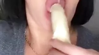 Comiendo banano platano