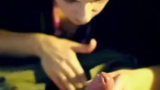 Je me fais sucer au travail par une stagiaire