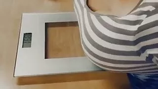 Elle pese ses seins la salope