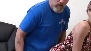 Alter Mann fickt seine Stiefnichte zu Hause