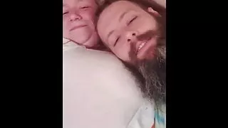 Dusta yatakta heryerde karisini yayinliyor amini parmakliyor