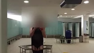 In Unterwäsche durch die Umkleidekabinen laufen.