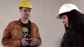 perfekte brunette Hundin ficken mit Arbeiter