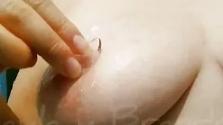 Masajea sus tetas con hielo