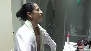 Showering MILF does not mind the camera