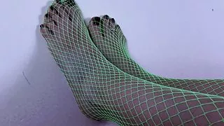 Giada Sexy Feet in Green Fluo Fishnet