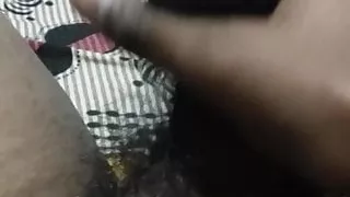 Desi Junge Spielt mit seinem Schwanz