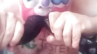 Schwuler Narr stopft seinen Schwanz-Huren-Mund mit Dildos voll