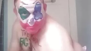 Narrensklavin Sissy Diape Fag, die für ihre Vorgesetzten den Narren spielt