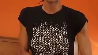 Ebony Trans streichelt ihren großen Schwanz und sperma