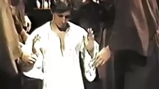 Schwules rituelles Pflegen eines jungen Mannes mit Blowjobs