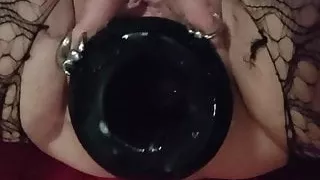 Vollgewichster XXL Analplug aus Pissende Muschi gepresst