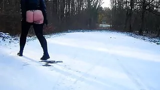 Pissen im Schnee