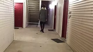 Neues Kleid und neue Absätze vor dem Hotel anprobieren