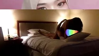 Awek tudung pakaikan kondom henjut kaw kaw