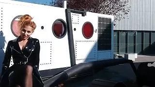 Walking in Pleaser High heel boots (Latex)