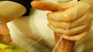 Wife eats sperm on kiwi