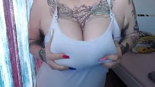 Tetona se frota las tetas