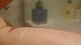 Deux cochonnes se font des cunnilingus pleines de mousse