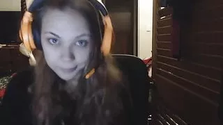 Webcam Girl Flashes Her Body