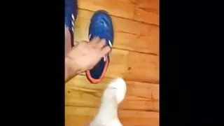 Deutsche Schwuchtel entblößt, pisst, bedeckt seinen Körper mit Markierungen