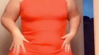 Sexy BBW shaking her wide ass