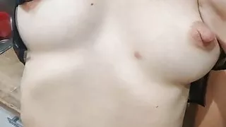 Mamma italiana scopata in cucina mentre il cornuto lavora