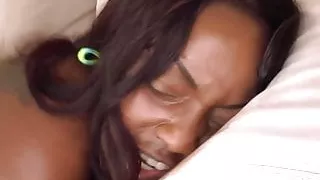 Busty Amateur Ebony geht auf die Knie für einen saftigen Deepthroat