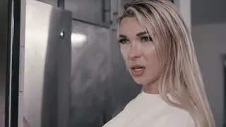 Harter Schwanz Transen findet einen geraden Arsch zu füllen