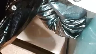 Fiese Transe lutscht Dildo an einer Bushaltestelle