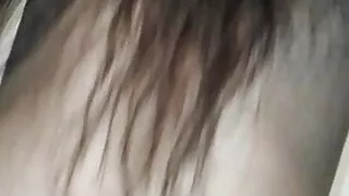 Elle jouit prise assise