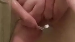 YoungEnglishBBW working my pusssy with shower hose