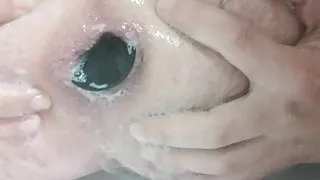 Duschcreme als Gleitmittel Buttplug im Arsch