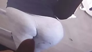 Sperma Tribut auf Arsch in Leggins