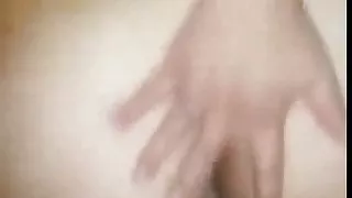 Une copine lui monte sur la tige