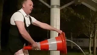 Sissy liebt Straßenkegel